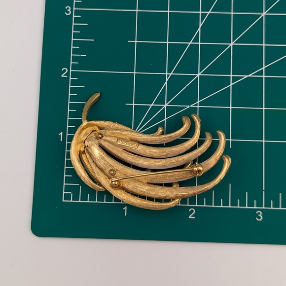 Vintage Monet white enamel gold tone floral motifs brooch - Picture 8 of 8